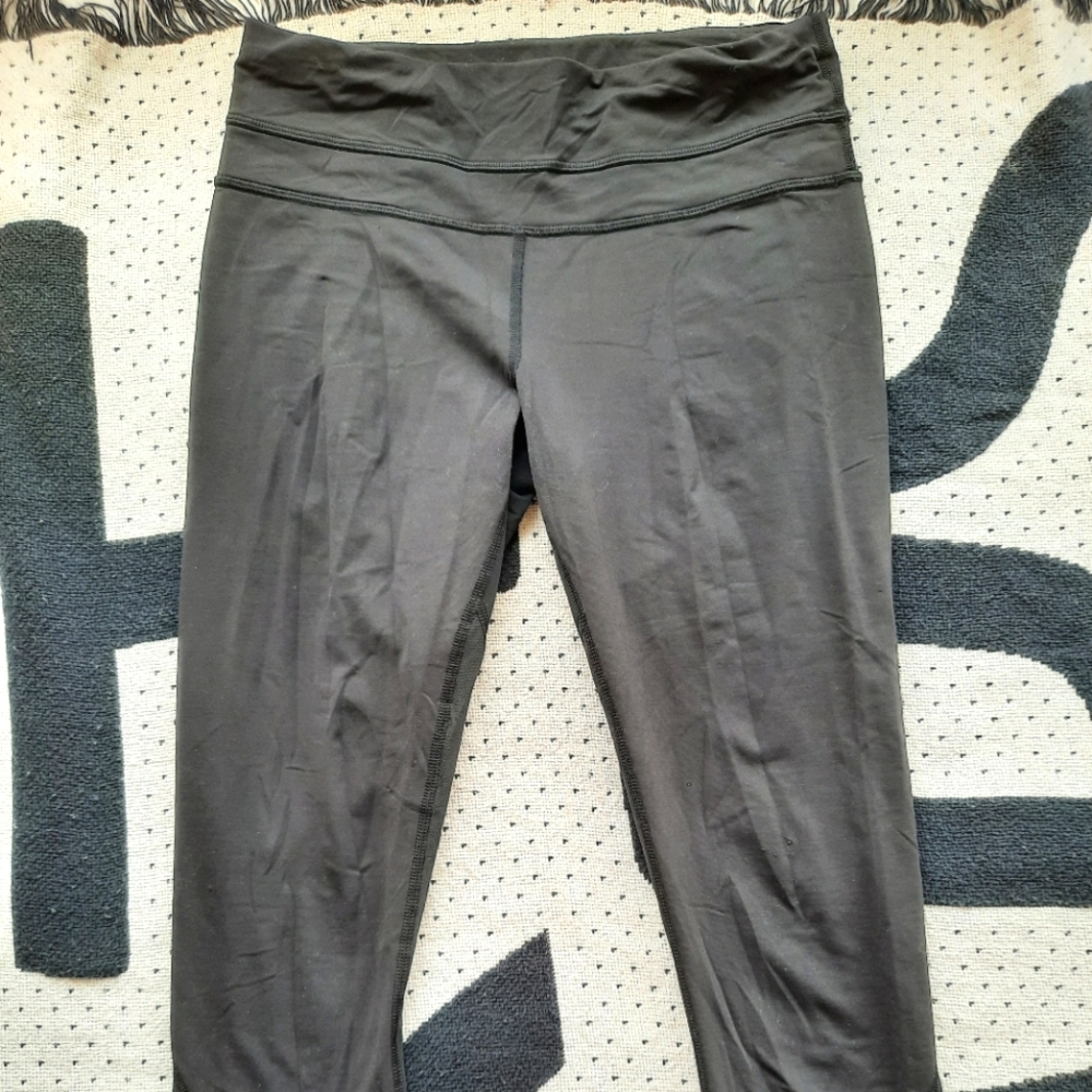 Lululemon black capri leggings